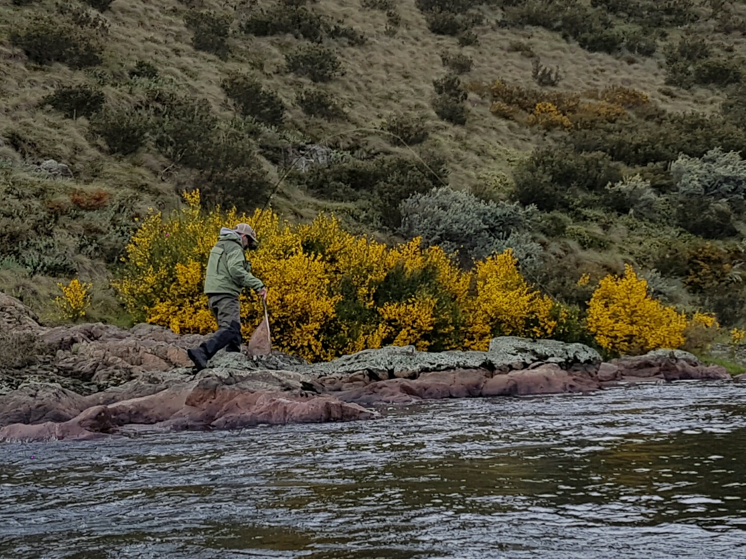 Chasing a decent hook up on the Eucumbene - still with high flows